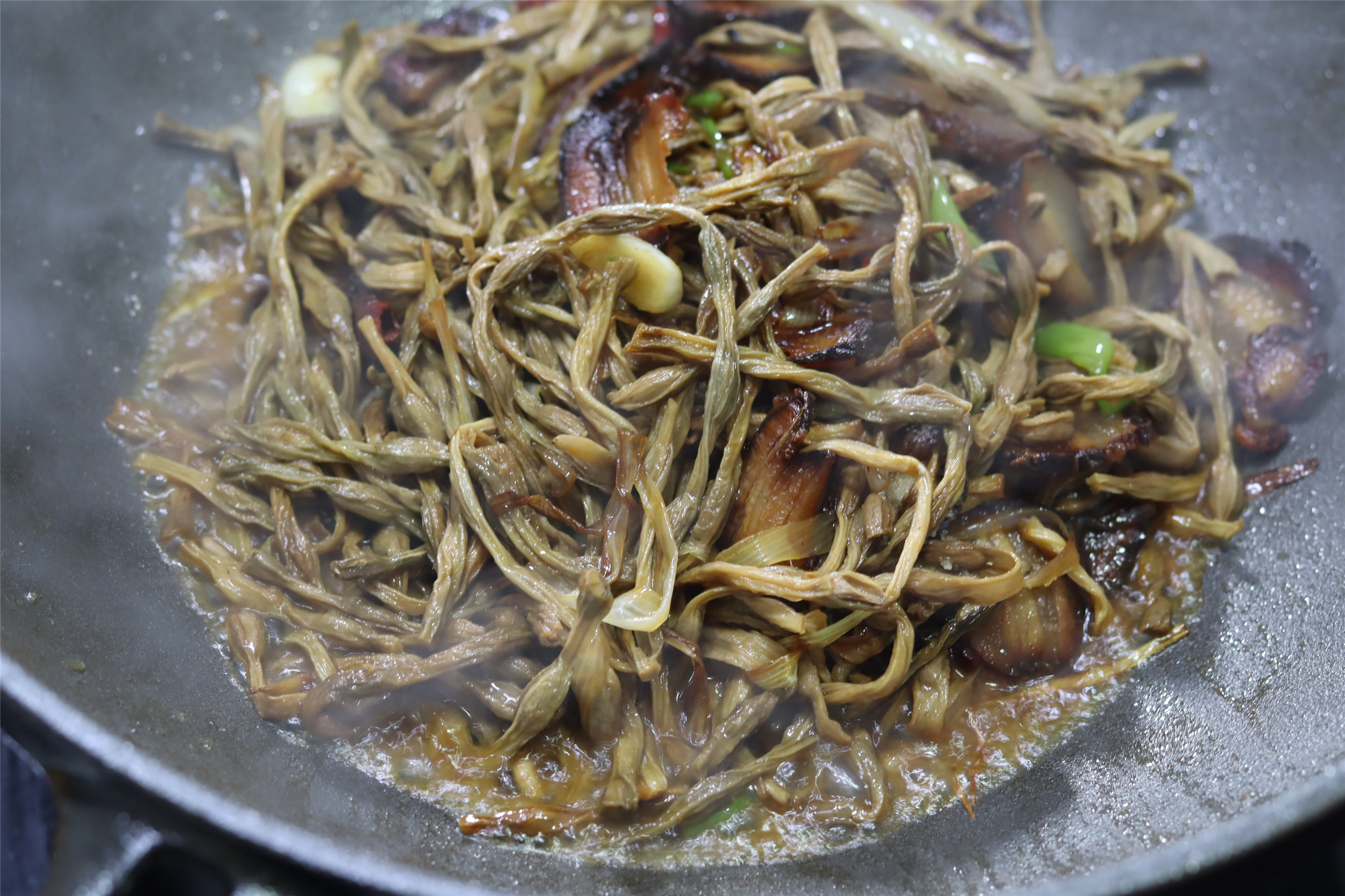 吃干豆角，要记住“先油后水”，熟得快还软乎，味道香入味好吃