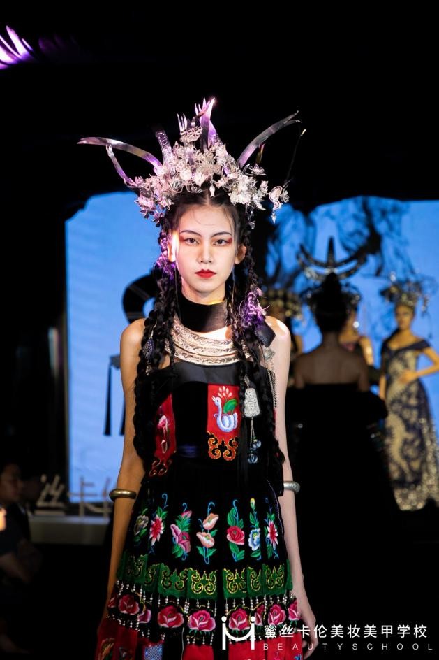 蜜丝卡伦美妆美甲学校启幕大秀，致敬色彩，戏出云南