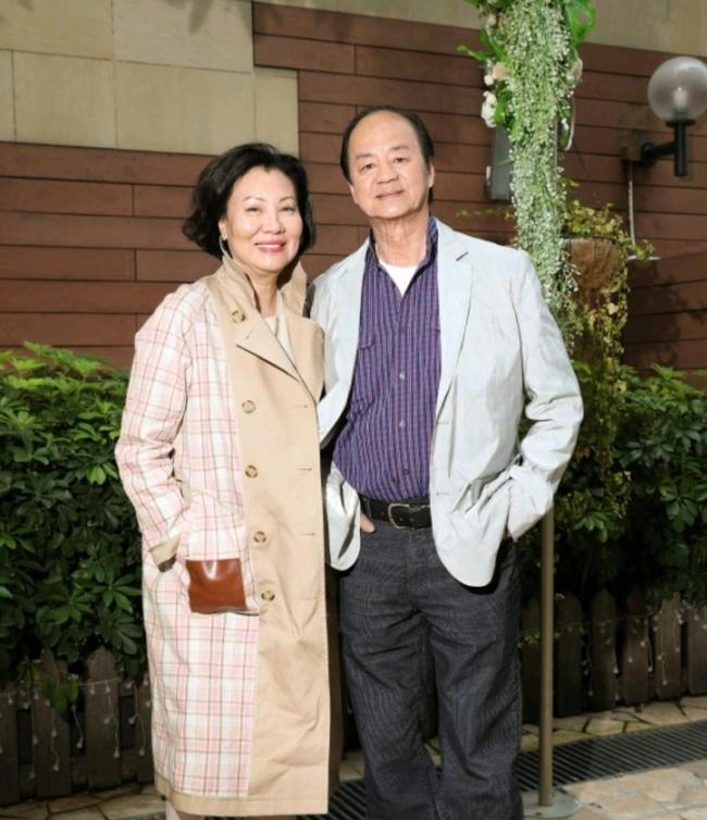 穿米色风衣配裸色内搭(穿米色风衣配裸色内搭可以吗)
