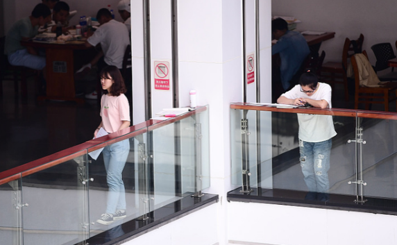 女大学生半夜醒来，发现其他室友都在学习，说好的一起挂科呢