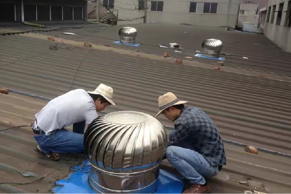 在厂房、养猪场、大型浴室等房顶上，经常会看到很多大金属球，它们无需电力