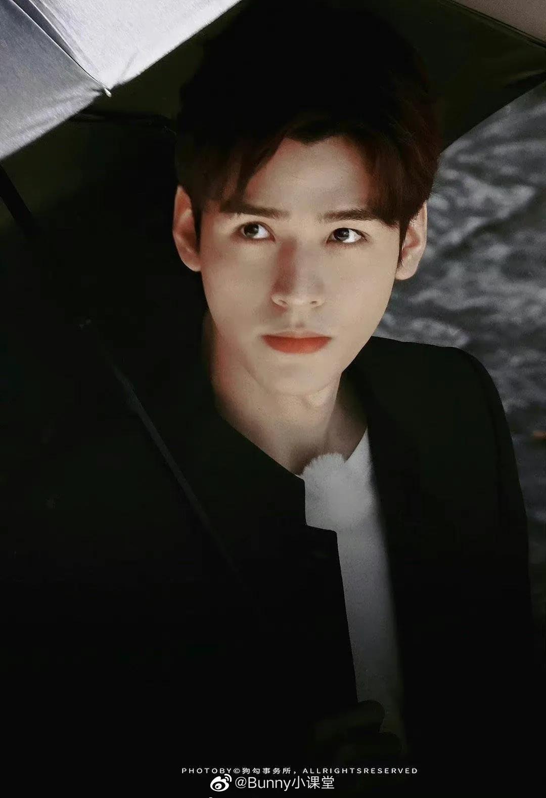 综艺《极限挑战》横店路透中帅气的龚俊