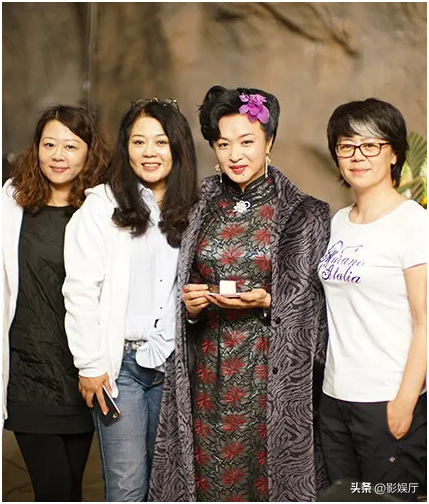 金星的大姐嫁给了韩国人，姐姐的婆婆和大嫂各种刁难她，每次金星和姐姐通话时