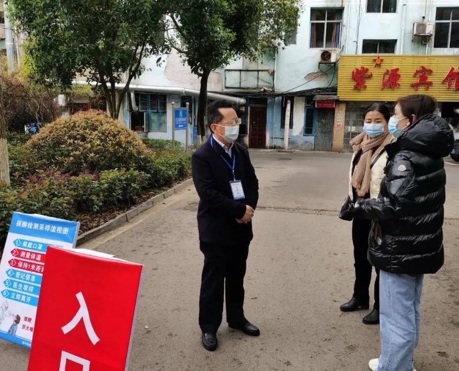 市人大常委会领导分赴鹤城各社区督导疫情防控工作