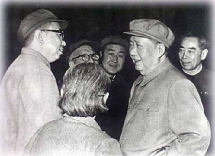 76年毛主席临终前要来纸笔，给华国锋留下一句话：你办事，我放心