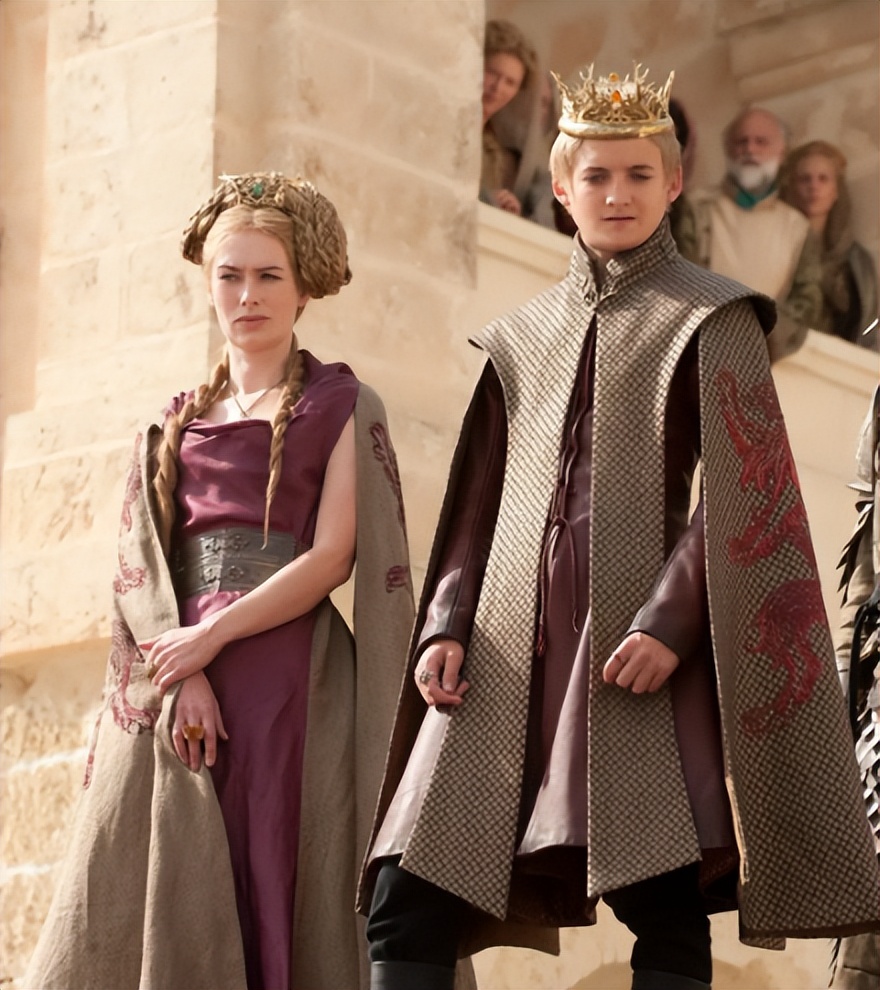 瑟曦才是《权游》的女一号吧，故事都在围绕关于她的三个预言展开