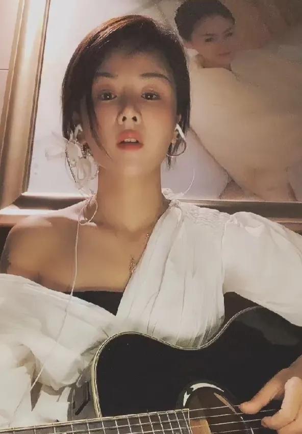 花姐狂浪:从街头卖唱到粉丝千万,只用了2首歌就做到了名利双收