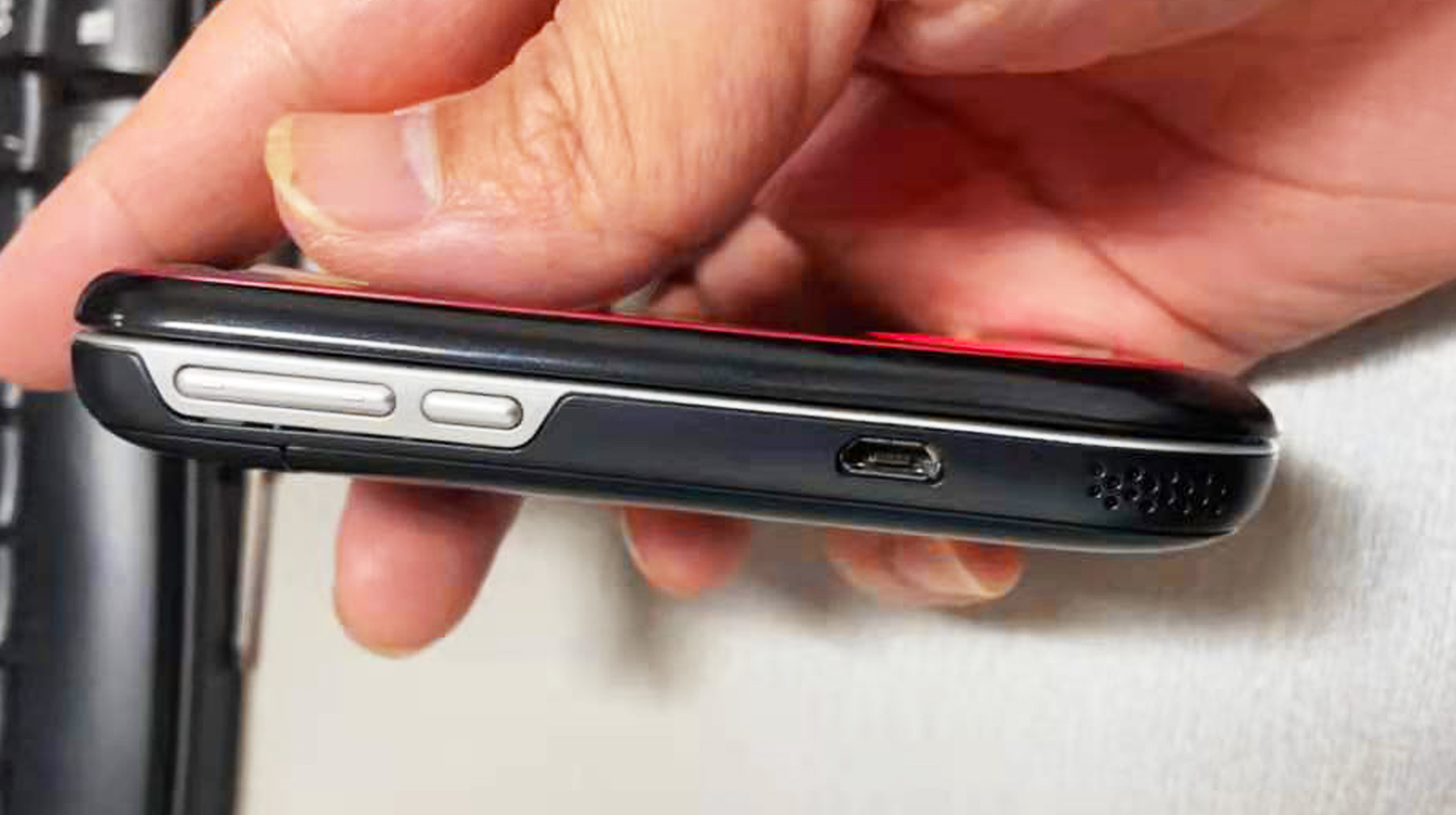 纯粹的音乐手机，旧摩托罗拉em35体验，点亮屏幕后像专业播放器