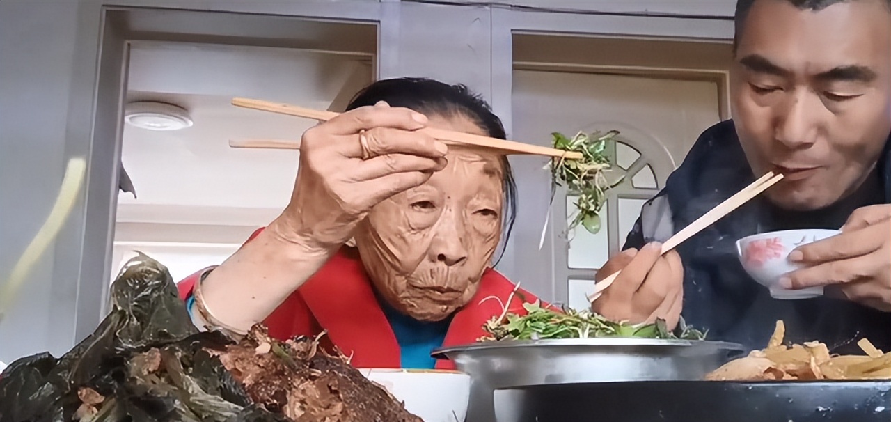 85岁马玉琴晚年凄苦，丈夫却整日大鱼大肉，年收入曝光令人咋舌