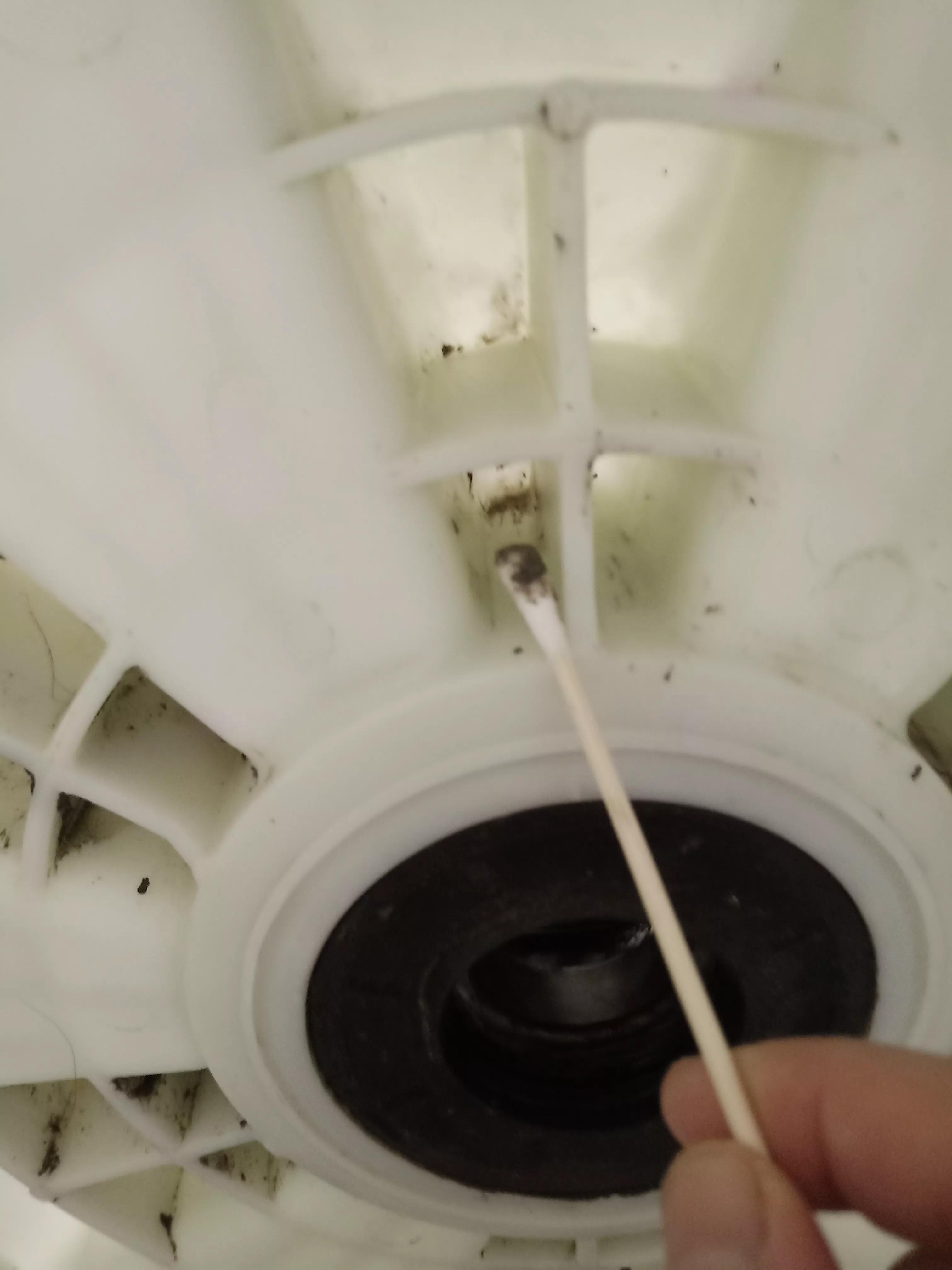 拆开后的全自动滚筒洗衣机