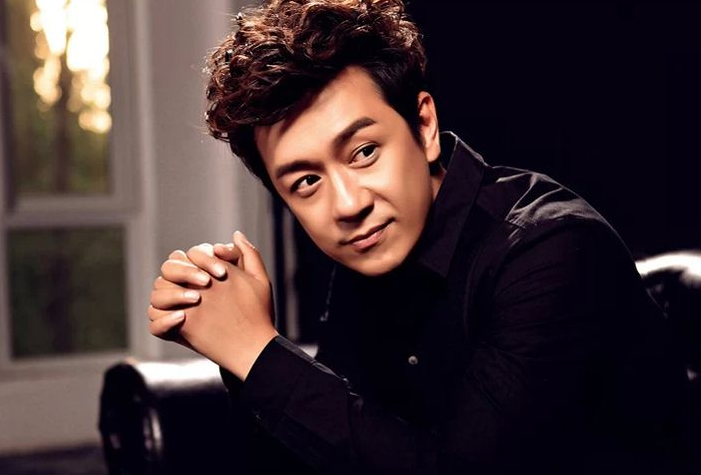 双眼皮如今变成颜值分水岭，有人靠它提升颜值，有人变身悲伤蛙