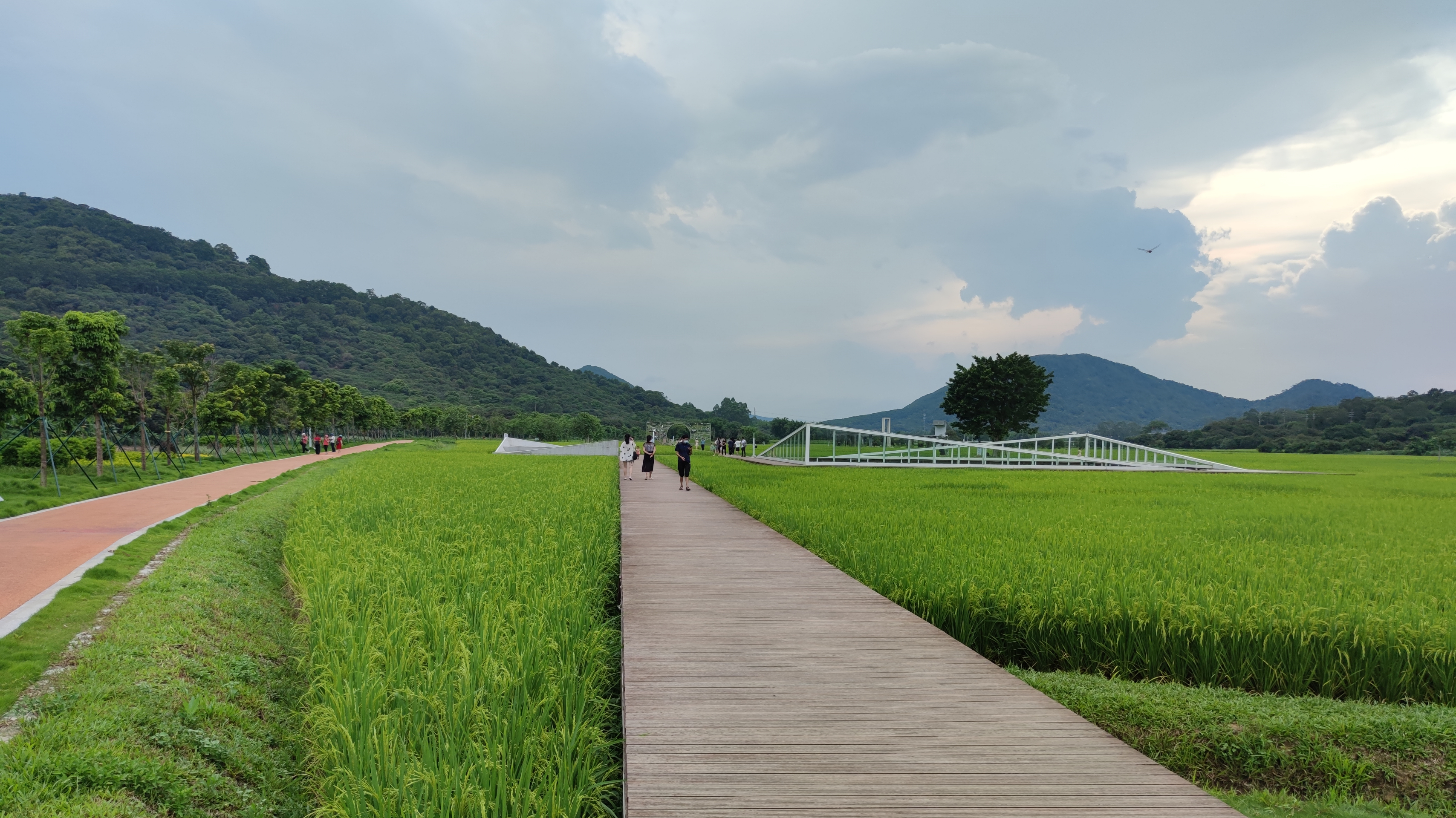 附近温泉度假村哪里好(从化风云岭附近新开了个轻奢温泉酒店，在房间泡温泉赏景，很惬意)