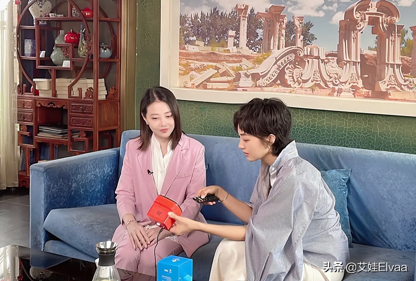 周海媚综艺首秀，穿芭比粉西装美出圈，56岁侧脸五官还是颜值担当