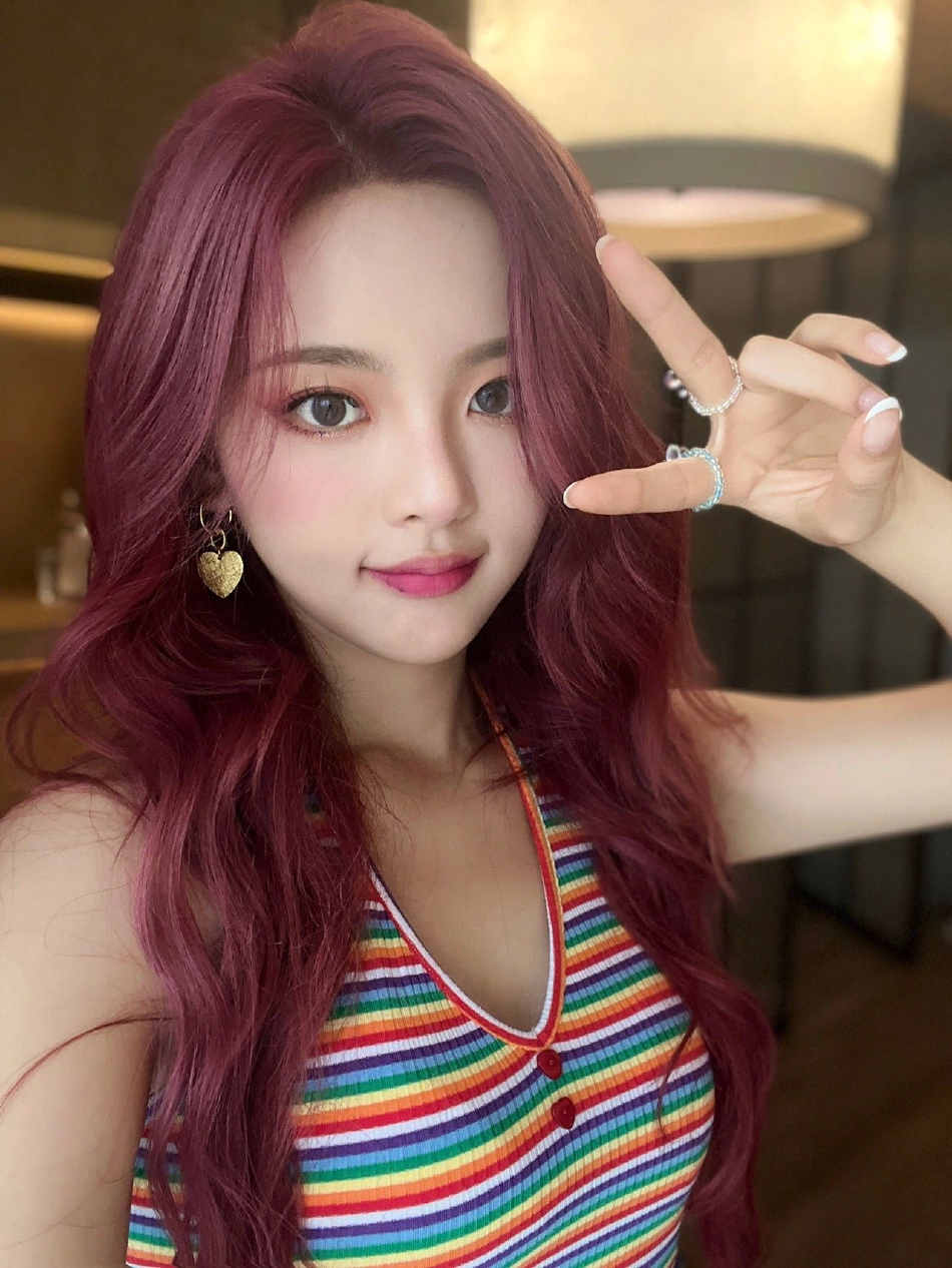 杨超越晒自拍 波浪红发十分抢眼