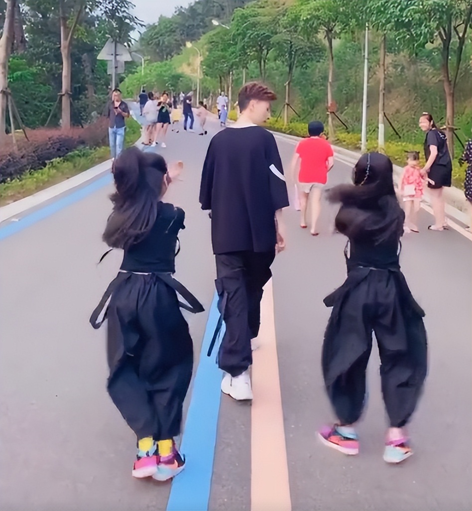 全网最默契姐妹花：“复制粘贴”双胞胎，自学跳舞圈粉1600万