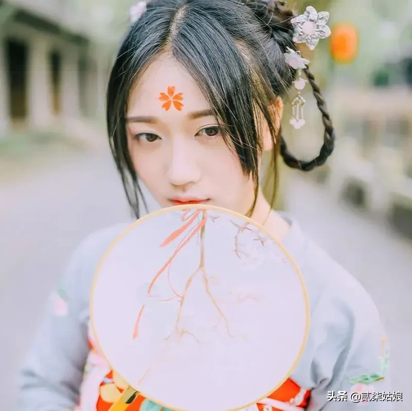 古时候，有个娇小玲珑的富家小姐，答应了她爹安排的亲事