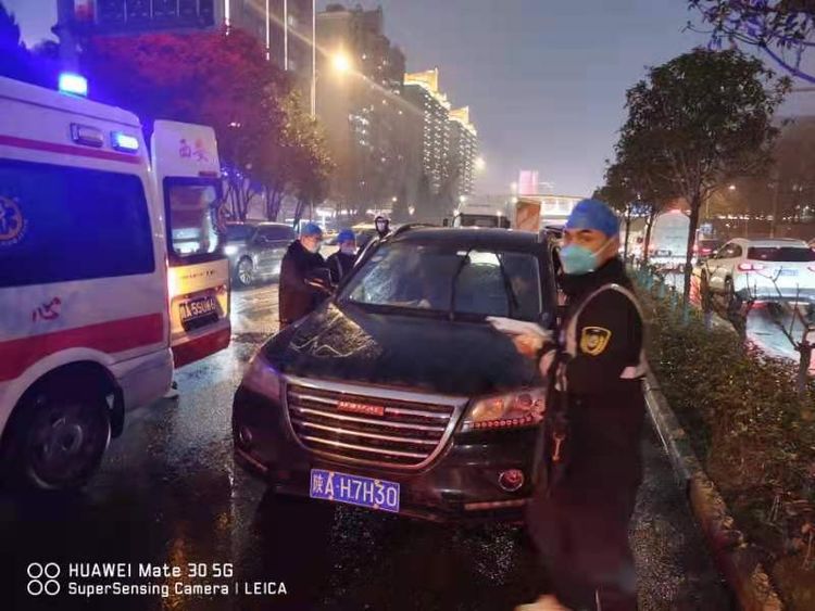 西安碑林交警｜大队干部晚高峰巡逻执勤 紧急救助昏厥司机送医