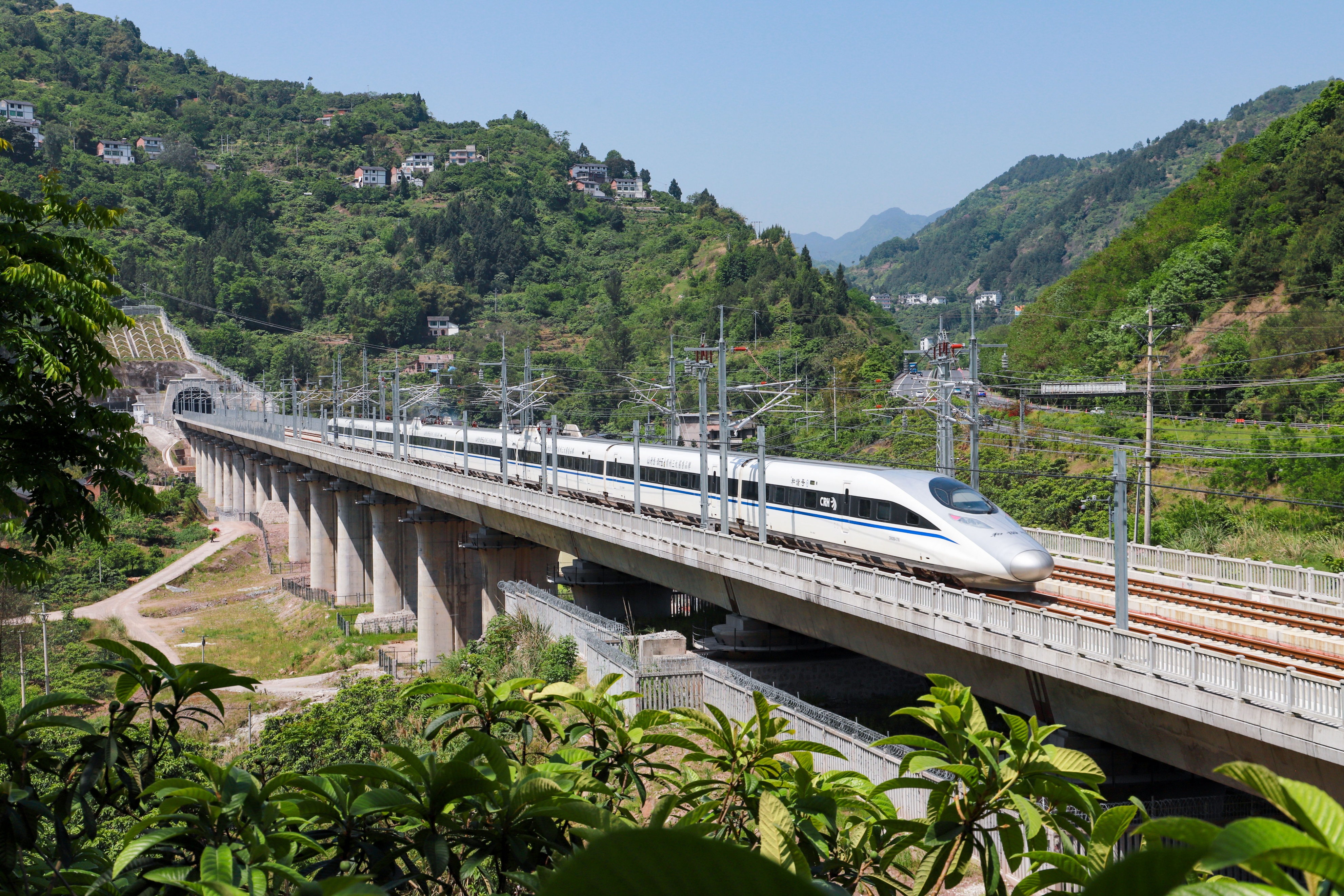 試驗車行駛在鄭渝高鐵萬州北至雲陽區間-羅文武 攝鄭渝高鐵是我國