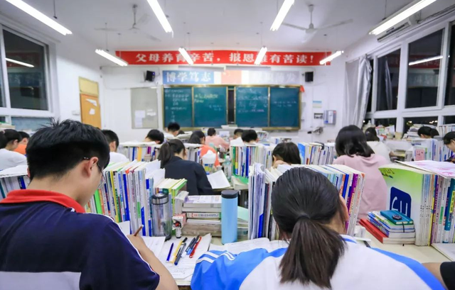 教育部最新消息，广西招生考试院限制，唐尚珺明年不再复读？