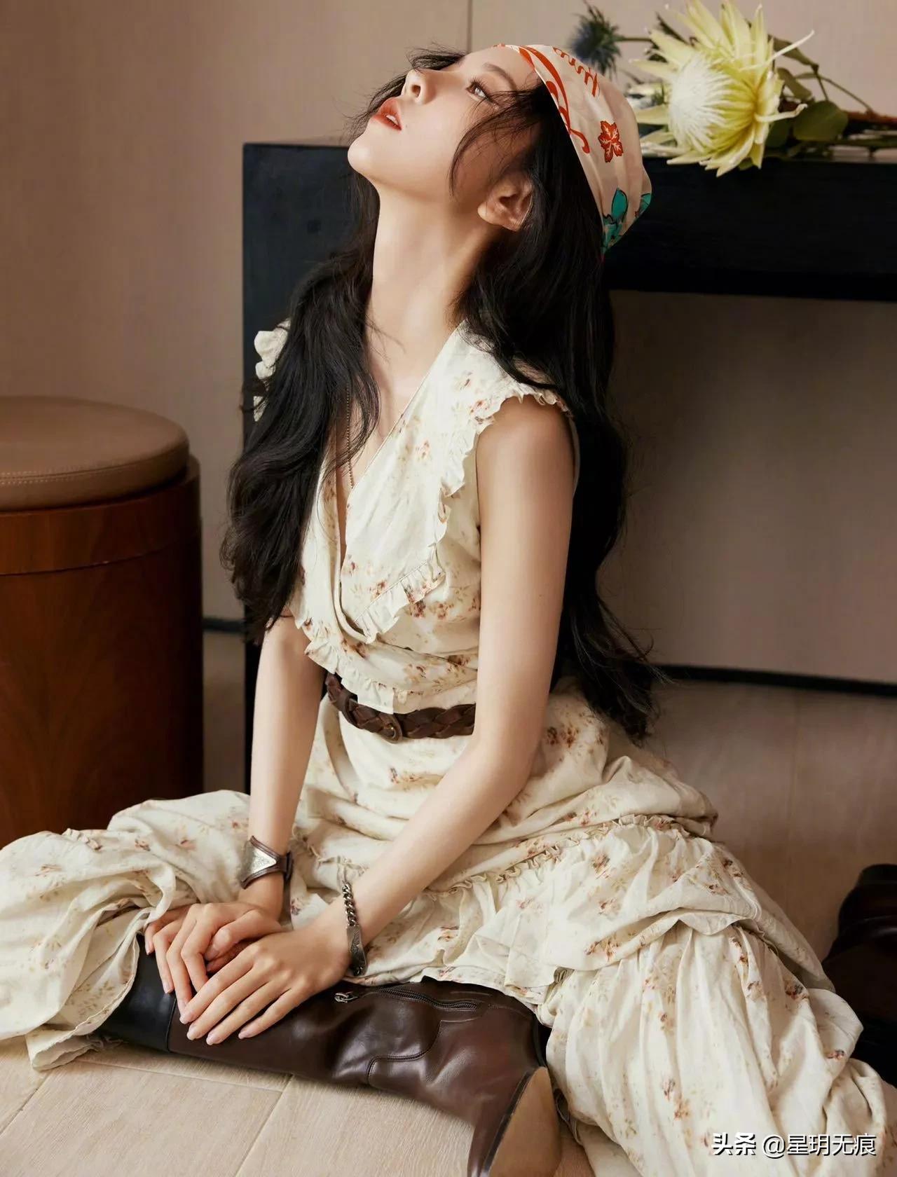张一山前女友一身碎花长裙尽显复古风味，爵士的酷范儿表现力满分