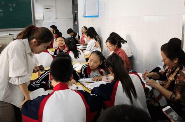 老师拖堂，女生因内急说一句“快走”遭体罚，涉事老师已被开除