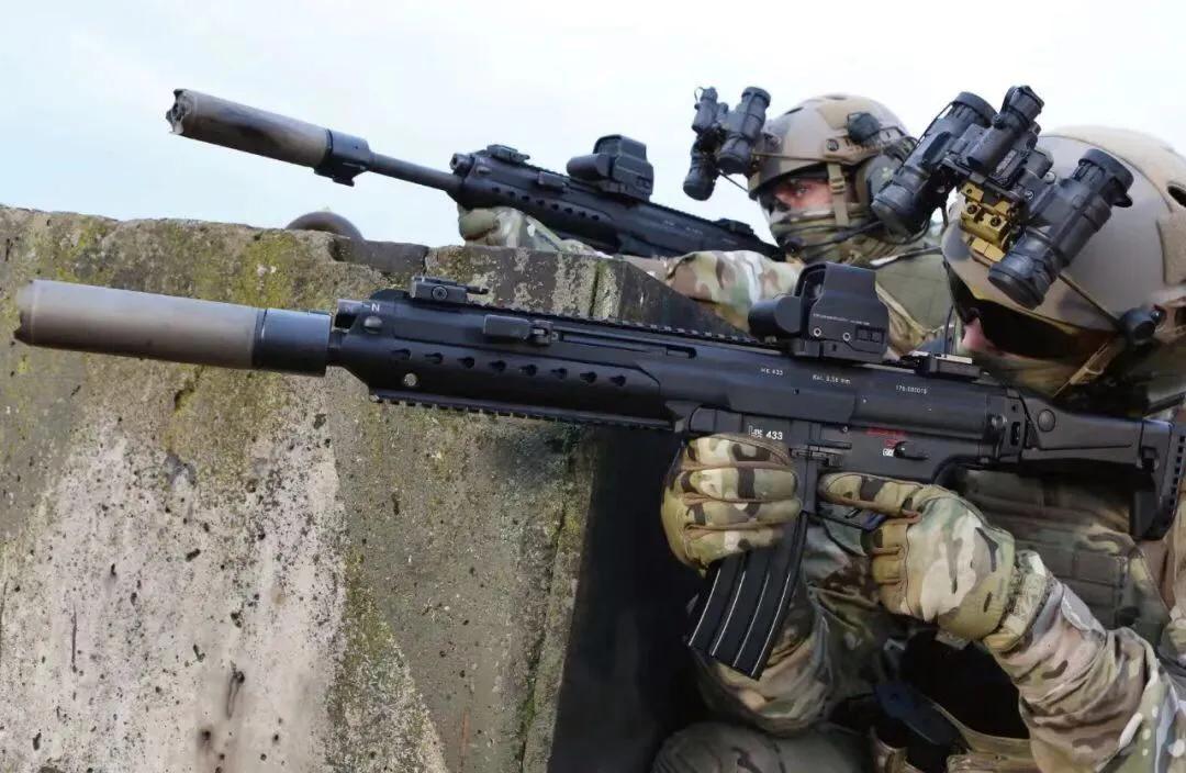 从伊拉克基尔库克造了一把5米长,弹鼓就1人高的ak-47谈起.