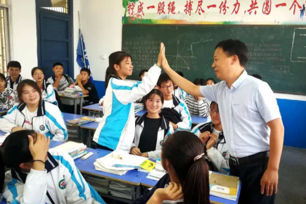 55岁“高级”教师不愿退休，想继续上岗，校长一番话让她进退两难