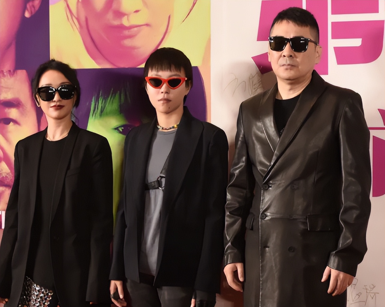 王菲大女儿近照曝光，25岁窦靖童晒怼脸自拍，造型随性超接地气