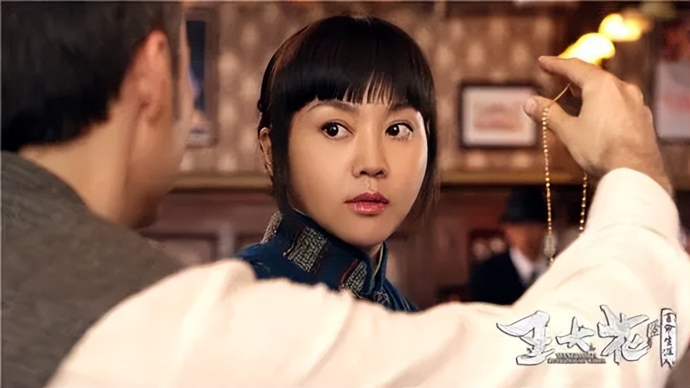 风情女神闫妮：颜值达巅峰，糊涂并快乐着的女人