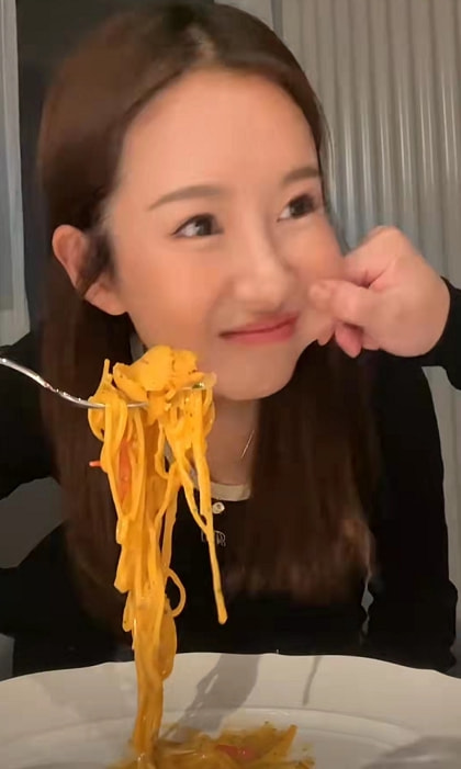 张子萱与老公高调放闪，陈赫当众上演捏脸杀，不惧争议越来越甜