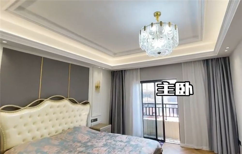 一家六口的405㎡顶层大宅：巧妙利用阁楼，装修出9室4厅5卫