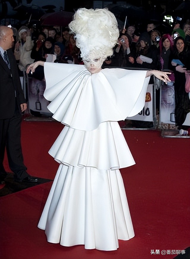 这些服装证明 Lady Gaga 是时尚界的终极变形者：时代女王的演变史
