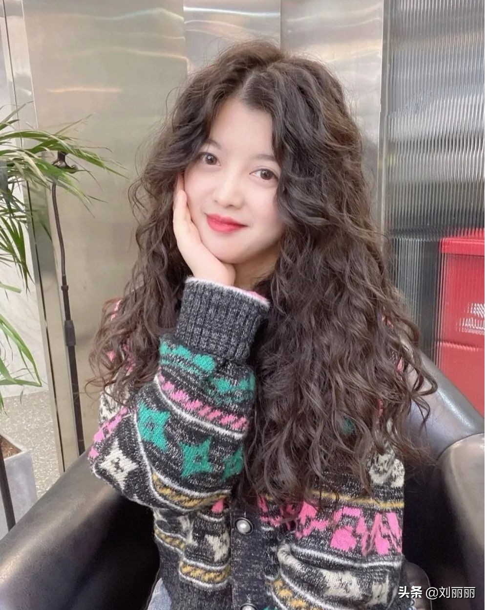 头发细软少发型怎么选？烫小卷就对了，不论长短都很美