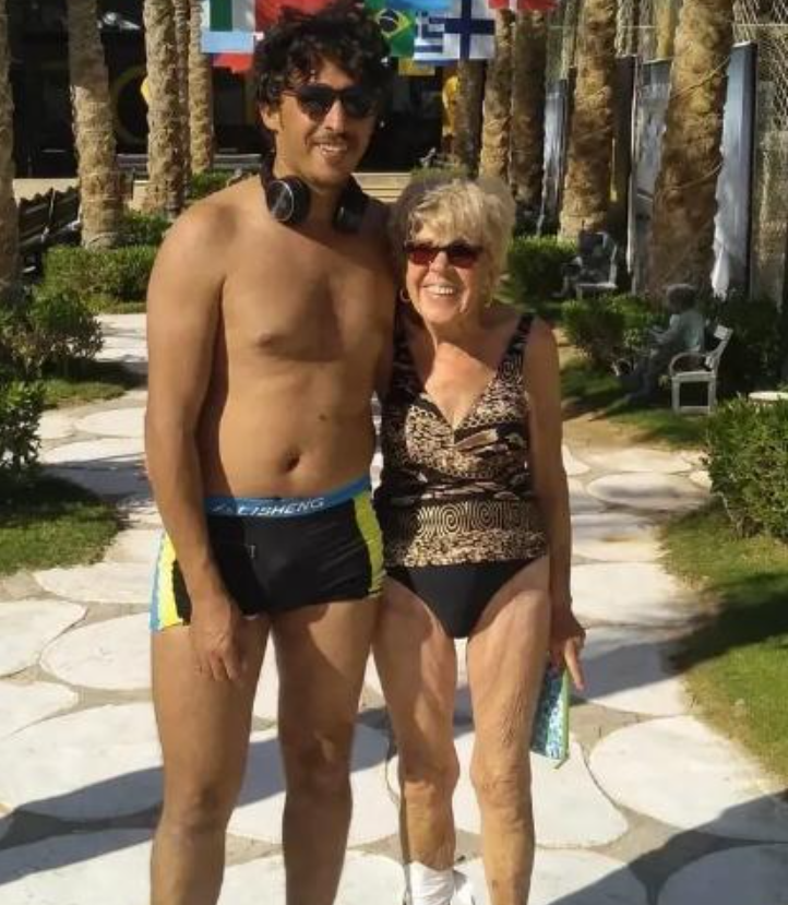 英国老奶奶爱上小50岁埃及小鲜肉，闪婚成功，英国首相回信支持