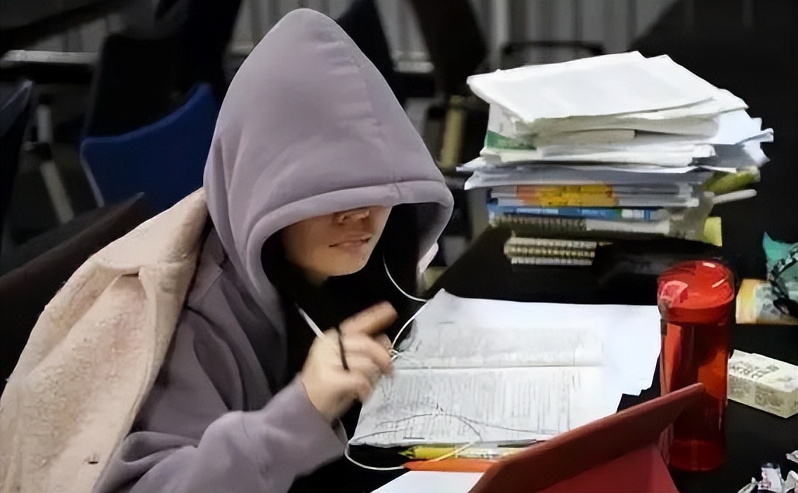 研究生公开“学费清单”，看到真实金额后，农村家长红了眼眶