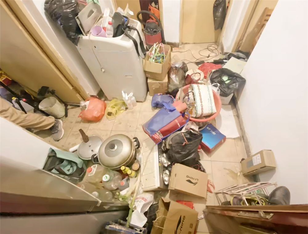 河南大叔独居30年,家里杂物堆成山,太脏乱,保洁师1天清理干净