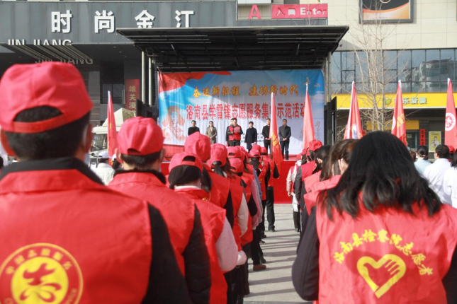 百年奋进新征程 书写建功新时代—洛南检察院女干警参加学雷锋志愿服务活动