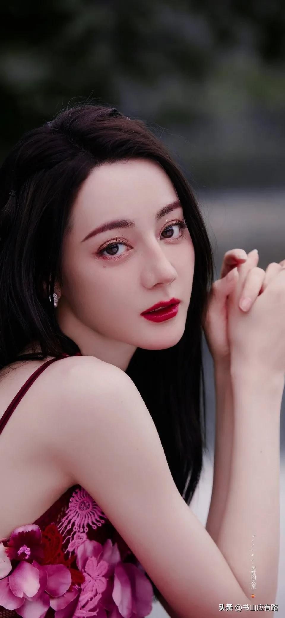 迪丽热巴：精致五官、异域风情的绝色美女