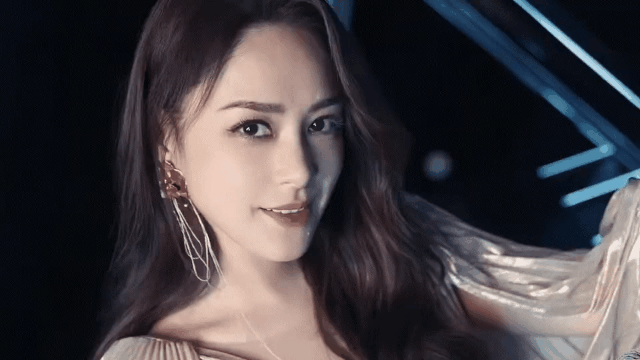 明星红黑榜：巨星范十足的郑秀文，仿佛下一秒就要开唱了