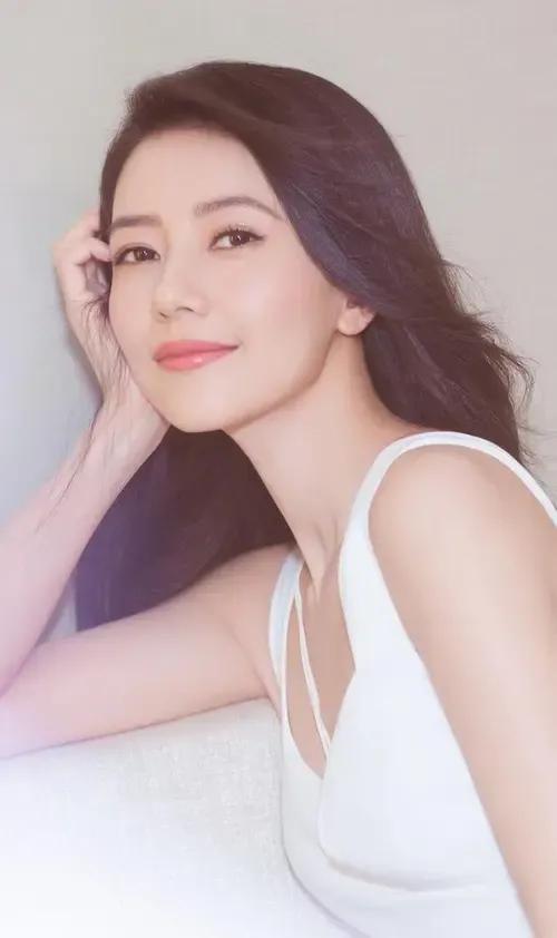 难怪高圆圆被称为国民女神，看到她少女时期旧照，美得有些过分