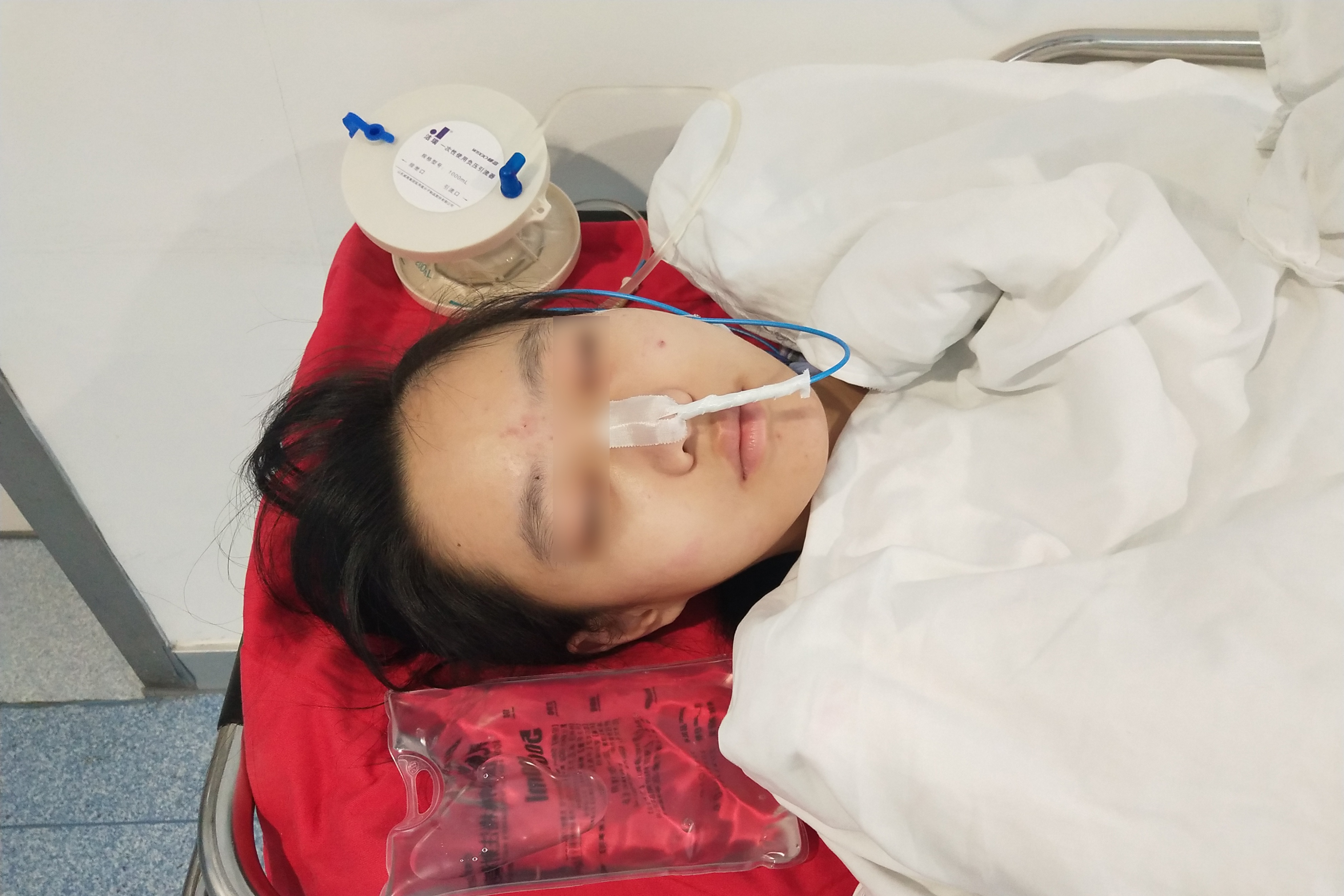 童星邵一卜妈妈透露女儿因遭受校园暴力跳楼，愤怒公开抢救照片