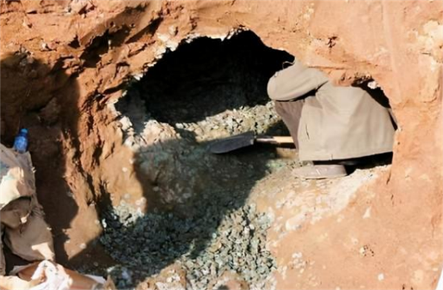 2010年，陕西华县一建筑工地，挖到“地下银行”
