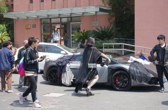 大学生的新式攀比火了，不比家境不比学习，男生宿舍成“重灾区”