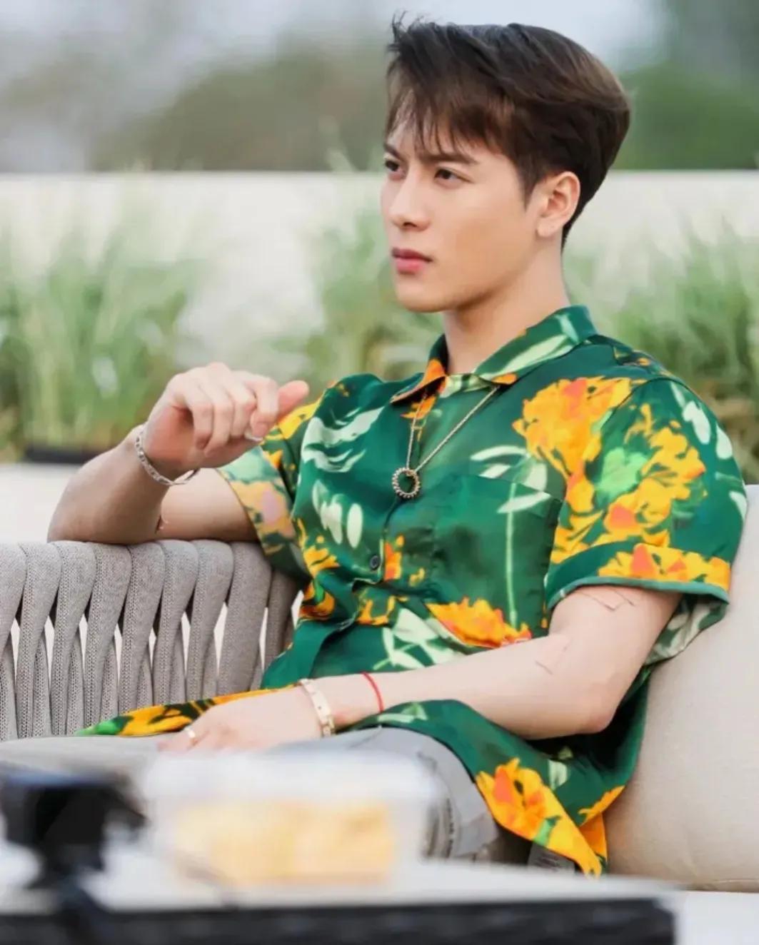 “衣服花，心不花”，他们是如何把花衬衫穿得不像“古惑仔”的？