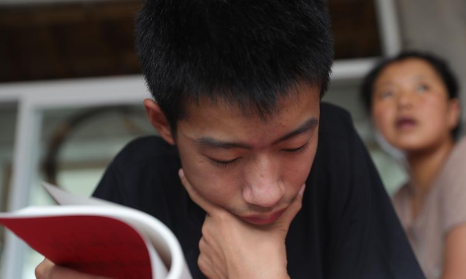 辽宁少年身患罕见病，每晚戴呼吸机入睡，高考662分考上南开大学