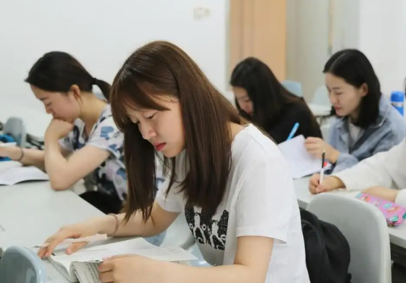 广西某大学因疫情封校，校长请学生在校内喝奶茶，直言：见者有份