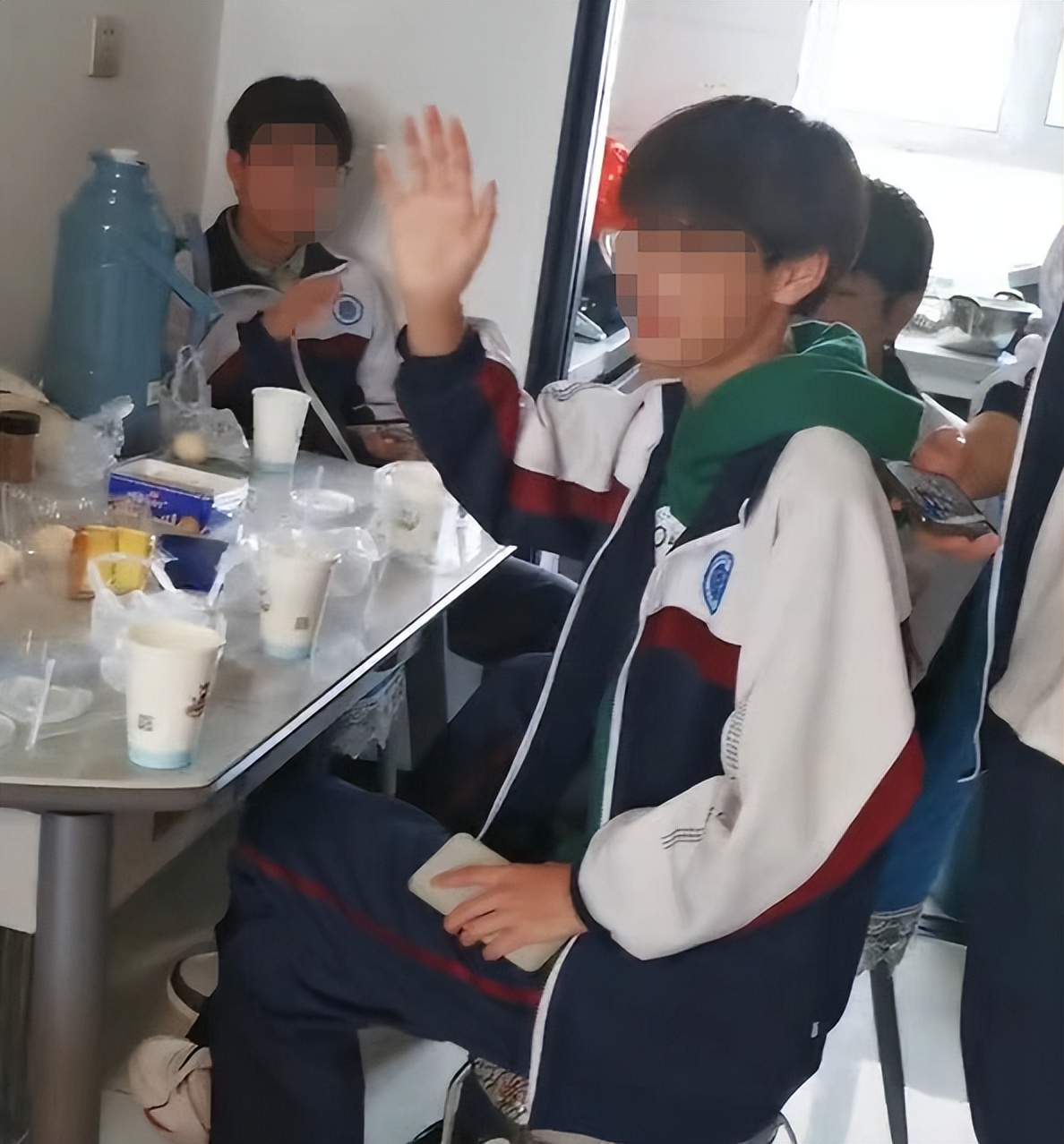 “衡水妈妈”冲上热搜，外地孩子无法返乡，被本地妈妈打包带回家