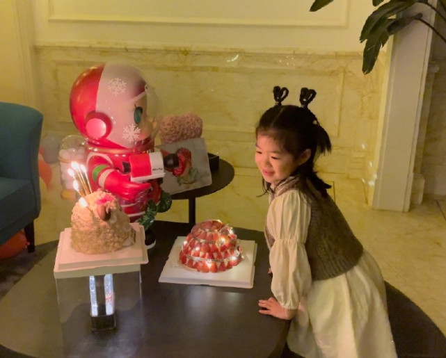 章子怡庆女儿满6岁，一家五口幸福有爱，继女小苹果高颜值抢镜