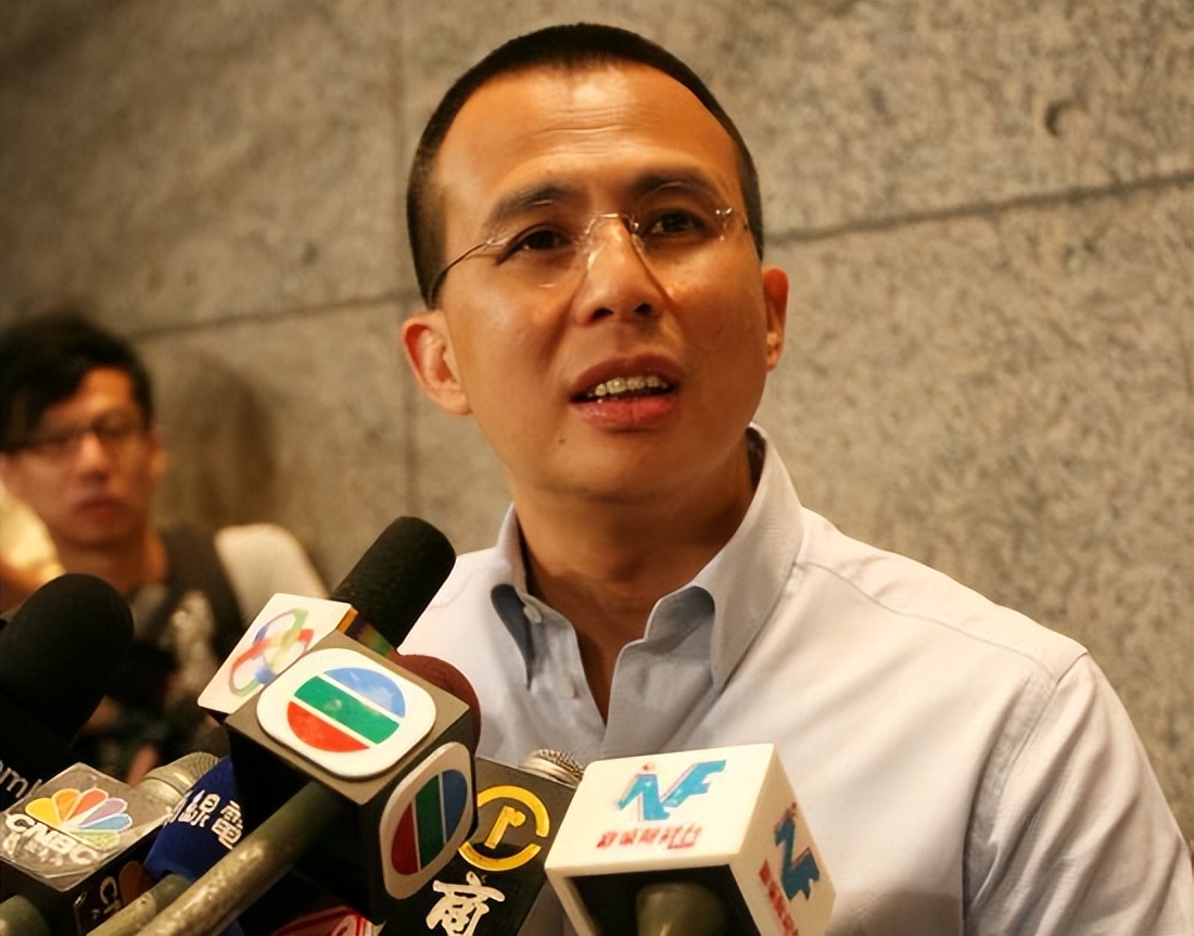 王思聪开800万的豪车，李泽楷靠自己赚2千亿，却才开奥迪A8而已