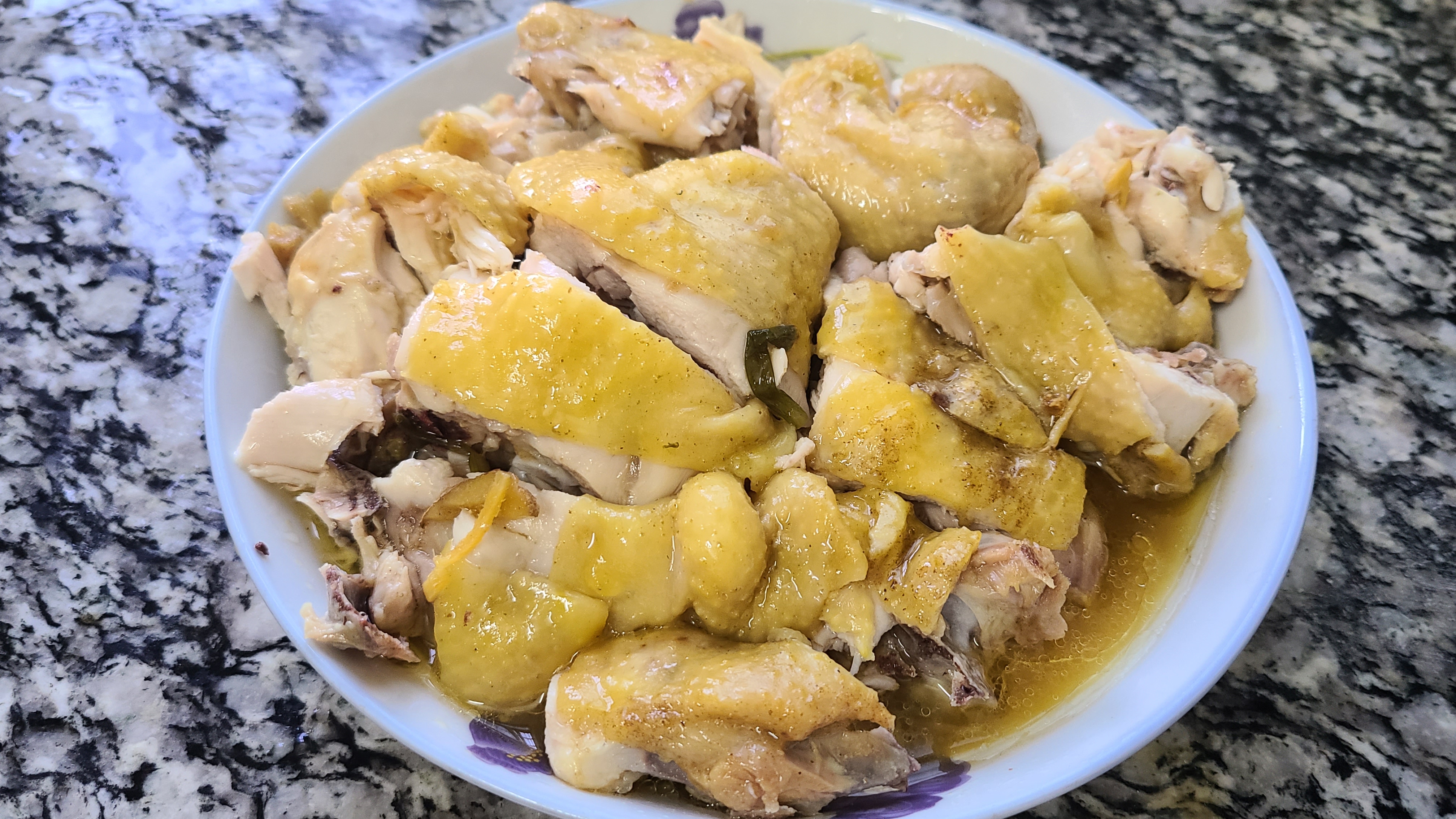 咸香鸡是广东出了名的美食，嫩滑好吃香味浓，老厨师教你